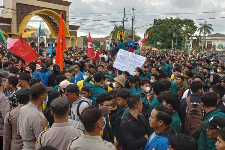 Aksi ribuan mahasiswa dari berbagai elemen di Kota Bengkulu berujung bentrok setidaknya 15 mahasiswa sempat diamankan namun hingga kini 3 orang masih menjalani pemeriksaan di Mapolres Bengkulu 12 orang lainnya dilepas, Selasa (13/9/2022).