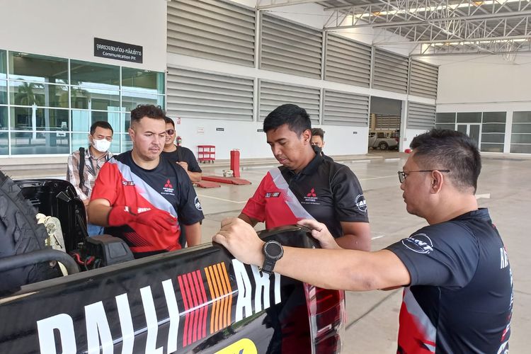 Rifat Sungkar dibantu oleh Julian Johan alias Jeje saat persiapan menghadapi Asia Cross Country Rally (AXCR) 2022 di Buriram, Thailand.