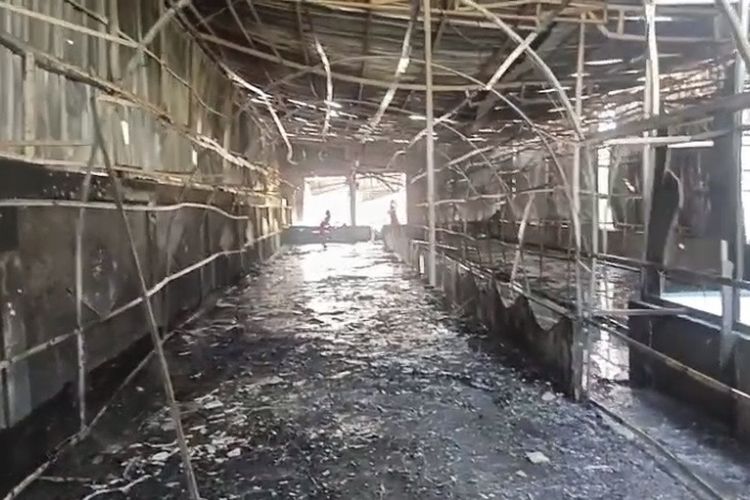 Kondisi area tempat wisata Waterboom Al Barokah yang berlokasi di Desa Singaraja, Kecamatan/Kabupaten Indramayu, Jawa Barat usai terbakar, Minggu (19/7/2026)