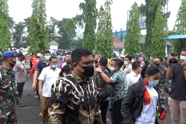 Kerumunan tak bisa terhindarkan saat seribuan orang memadati lokasi vaksinasi massal yang diselenggarakan Pemkot Medan di Lanud Soewondo, Medan, Kamis (3/6/2021)