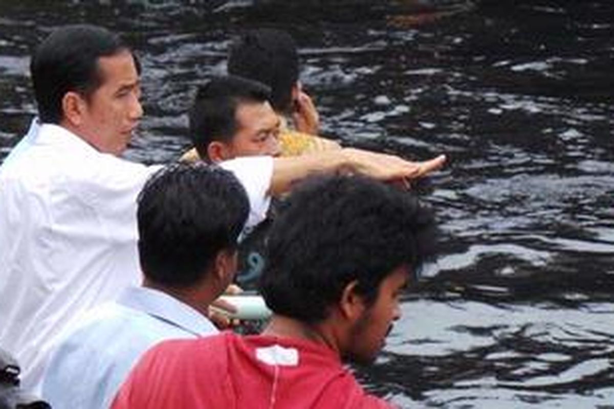 Gubernur DKI Jakarta Joko Widodo saat meninjau pengerukan sungai di Penjaringan, Jakarta Utara,  Senin (18/2/2013). Normalisasi sungai adalah salah satu program unggulan Jokowi untuk mengatasi banjir di Jakarta.