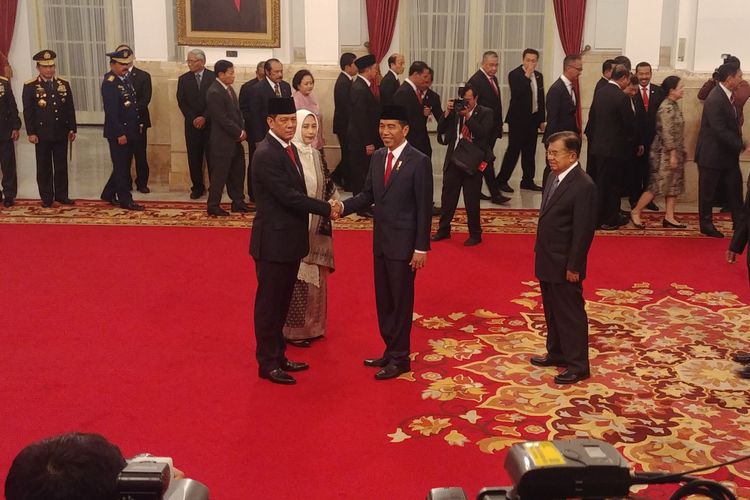 Letnan Jenderal Doni Monardo resmi menjabat sebagai Kepala Badan Nasional Penanggulangan Bencana. Ia dilantik Presiden Joko Widodo di Istana Negara, Jakarta, Rabu (9/1/2019) pagi.