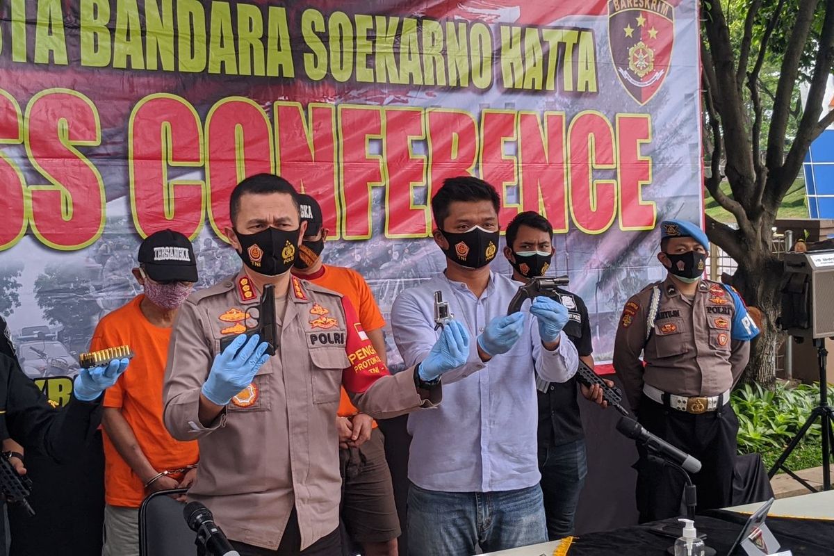 Kapolres Bandara Soekarno-Hatta Kombes Pol Adi Ferdian Saputra memegang barang bukti kasus senjata api rakitan jenis revolver saat konferensi pers di Polres Bandara Soekarno-Hatta, Selasa (27/10/2020)