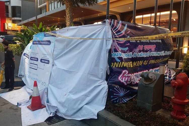 Garis Polisi terpasang dilokasi kejadian seorang pria yang diduga melompat dari lantai 11 Hotel Porta Jalan Colombo, Caturtunggal, Depok, Kabupaten Sleman Sabtu (8/10/2022) sore.