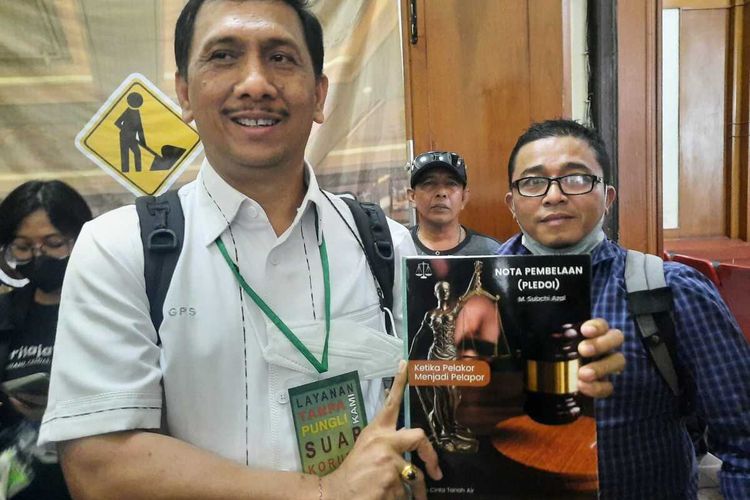 Penasihat hukum Subchi menunjukkan berkas pembelaan atas tuntutan jaksa.