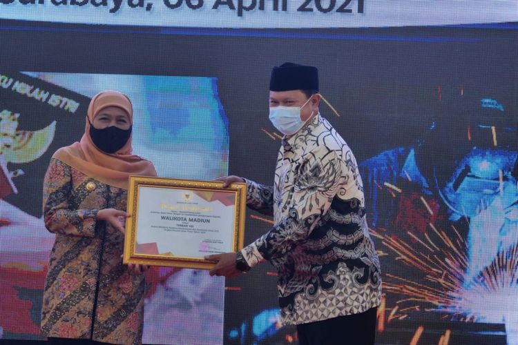 Wali Kota Madiun Maidi meraih top 10 bupati/wali kota selaku pembina Kesehatan dan Keselamatan Kerja (K3) Tingkat Provinsi Jatim. Penghargaan itu diserahkan langsung Gubernur Jawa Timur Khofifah Indar Parawansa di Gedung Negara Grahadi Surabaya, Selasa (6/4/2021).
