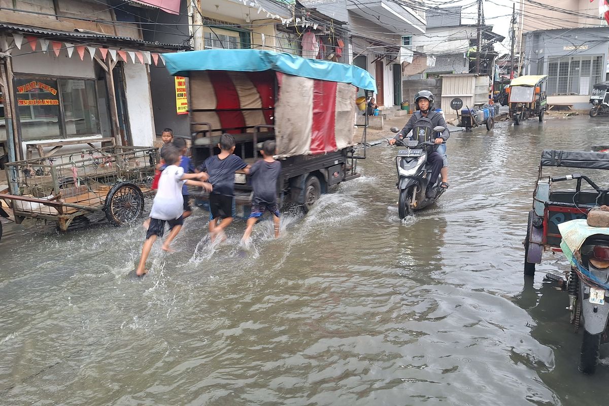 Genangan air banjir rob di Dermaga Ujung II, Muara Angke, Jakarta Utara. Sabtu, (6/7/2024).