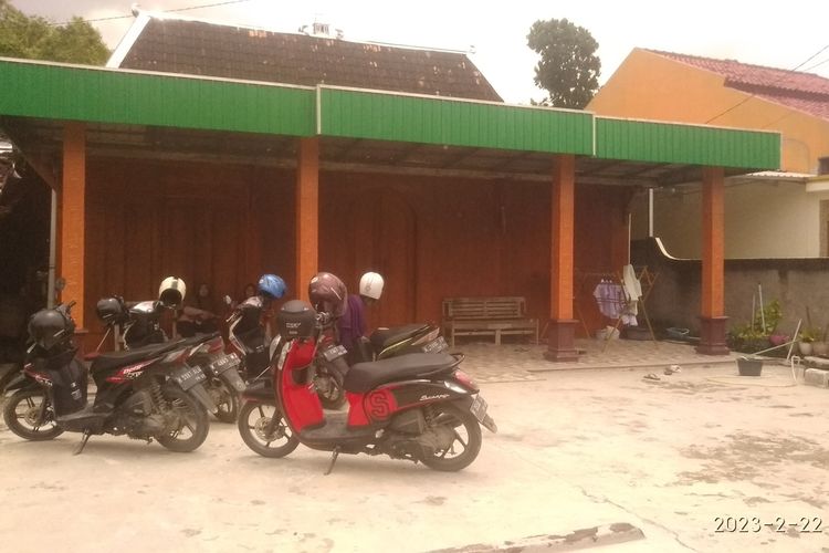 Halaman depan rumah Nurhadi (42) warga Desa Kandangan, Kecamatan Purwodadi, Kabupaten Grobogan, Jawa Tengah yang dijadikan lokasi penganiayaan, Rabu (22/2/2023).