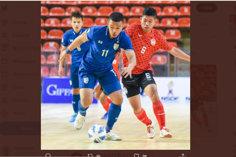 Tangkapan layar Twitter @afcasiancup yang memuat momen ketika pemain timnas futsal Thailand Muhammad Osamanmusa beraksi dalam laga lanjutan fase grup Piala AFF Futsal 2022 kontra Kamboja di Huamark Indoor Stadium, Bangkok, pada Minggu (3/4/2022) sore WIB. 
