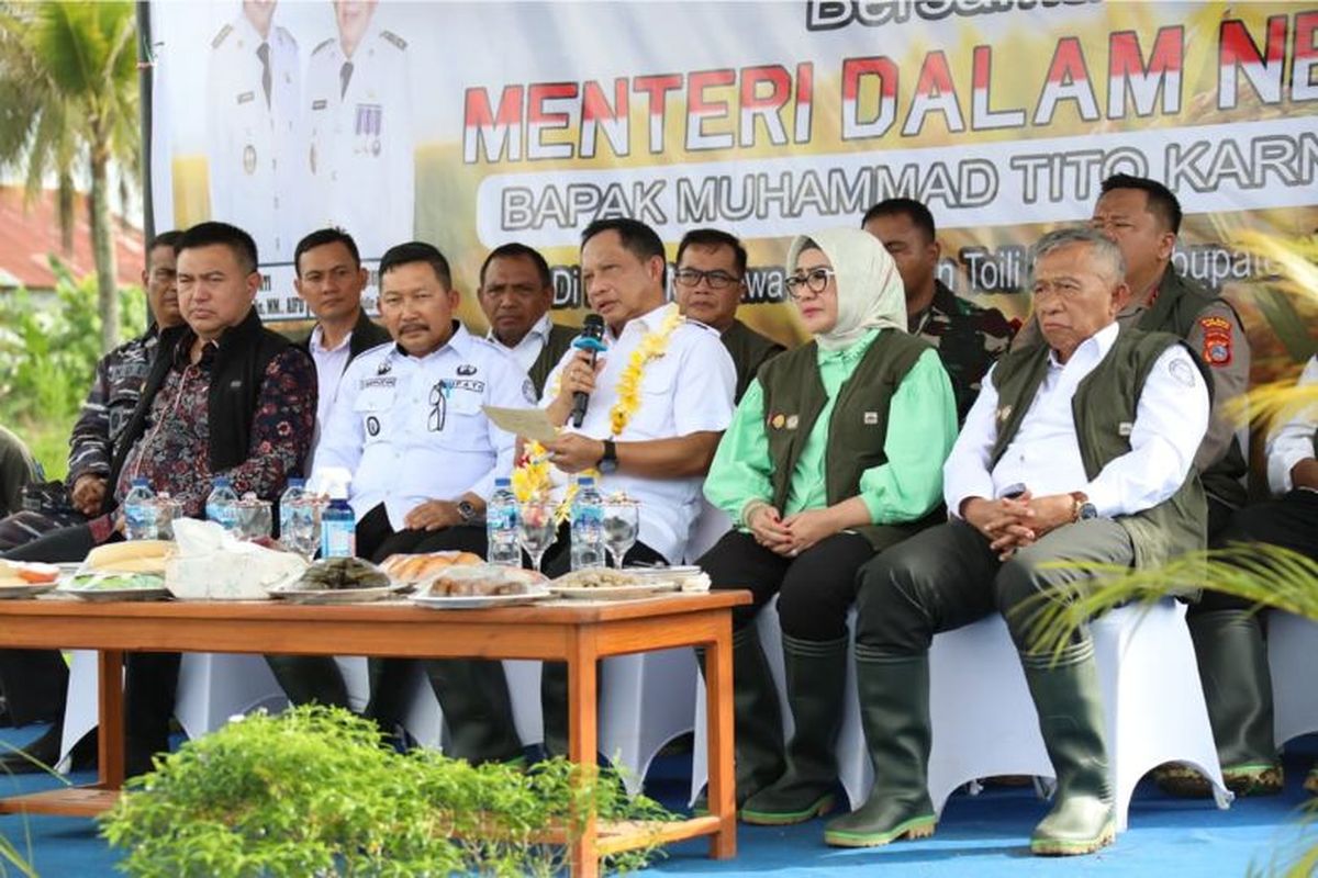 Mendagri Muhammad Tito Karnavian pada acara Panen Raya Padi di Desa Mantawa. 