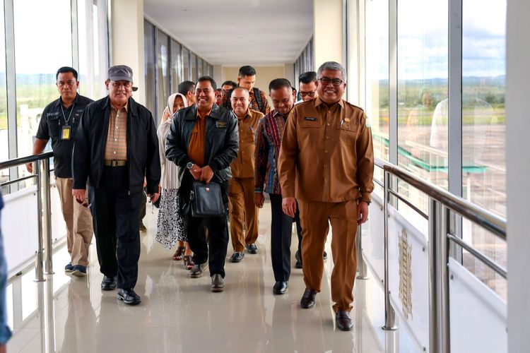 Ketua KPK Firli Bahuri (bertopi kedua dari kiri) saat tiba di Bandara Sultan Iskandar Muda (SIM) Blang Bintang, Aceh Besar, Selasa (7/11/2023). 