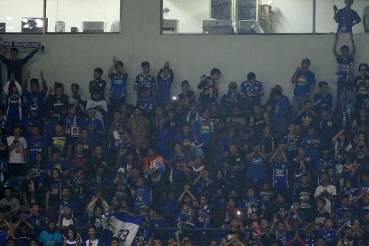 Para bobotoh menunjukkan dukungan kepada Persib Bandung saat bertanding melawan Mitra Kukar di Stadion Gelora Bandung Lautan Api, Sabtu (18/6/2016). 