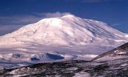 Gunung Berapi di Antartika Semburkan Emas Saat Terjadi Erupsi