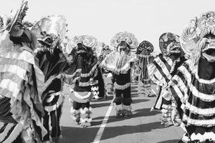 Tarian kolosal yang dilakukan lebih dari 1.000 penari barong, bagian dari kesenian jaranan atau jaran kepang, meramaikan Pekan Budaya dan Pariwisata Kediri 2014 di Jawa Timur, yang berlangsung di Simpang Lima Gumul, Sabtu (16/8/2014). Meskipun sejumlah kesenian tradisional lain mulai pudar karena kalah dari perkembangan zaman, tidak demikian halnya dengan barong dan jaranan. Kesenian ini masih eksis, bahkan kelompok kesenian ini terus bertambah di Kediri.