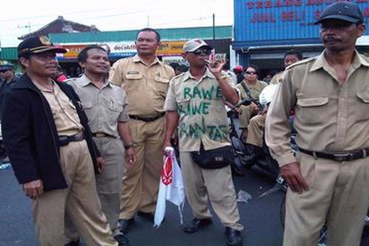 Demo Perangkat Desa Blokir Jalan di Bundaran Kartasura