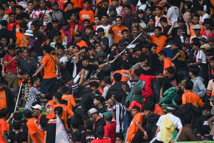 Duel Persija Jakarta vs Persib Bandung diwarnai keributan, salah satunya terjadi di tribun Selatan Stadion Stadion Patriot Candrabhaga, Minggu (16/2/2025). Laga tensi tinggi sarat gengsi tersebut berakhir dengan skor imbang 2-2, bagian dari pekan ke-23 Liga 1 2024-2025. 