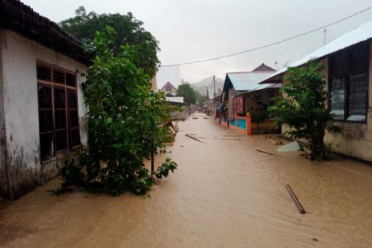 Banjir bandang menerjang desa Haruku, Kecamatan Pulau Haruku, Kabupaten Maluku Tengah, Sabtu (30/7/2022). Akibat musibah itu ratusan rumah warga rusak