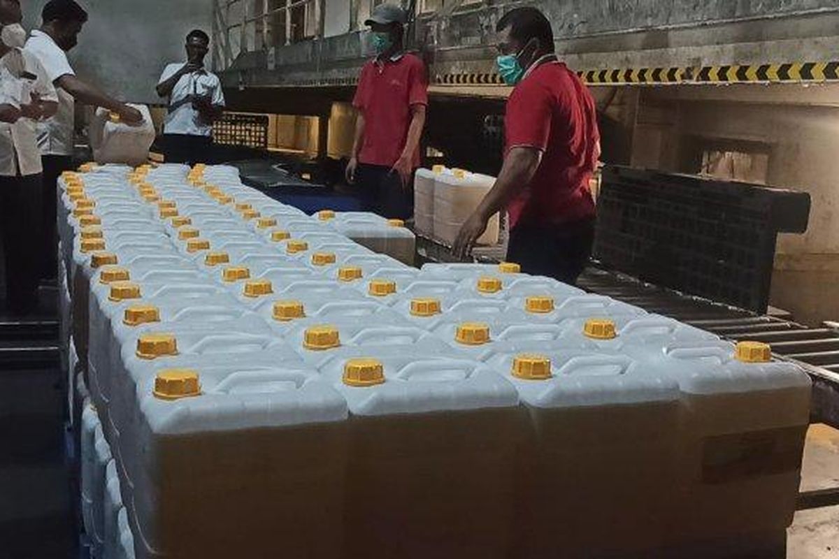 Pekerja menyiapkan jeriken minyak goreng Bimoli dalam kunjungan Dinas PPKUKM DKI Jakarta dan Polda Metro Jaya ke PT Salim Ivomas Pratama, Tanjung Priok, Jakarta Utara, Selasa (15/3/2022). 
