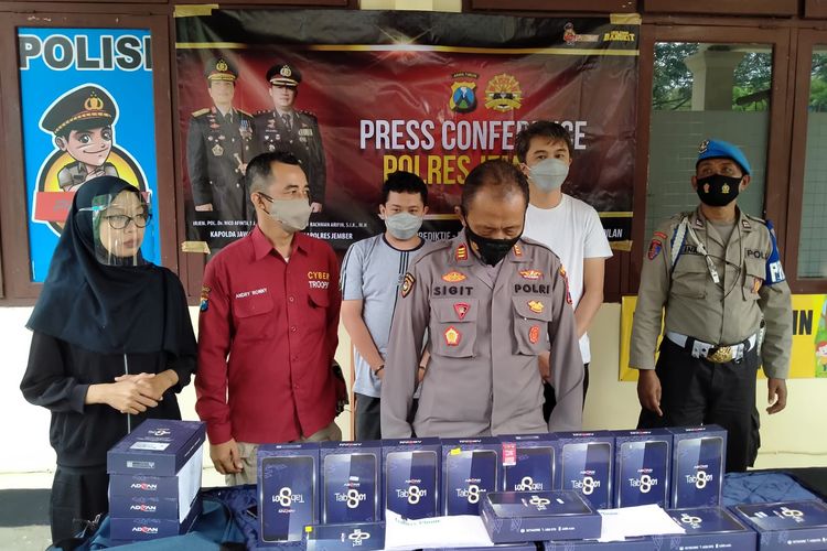 Pelaku pencurian dan penadah tablet milik SMKN 5 Jember diamankan Polsek Sukorambi 