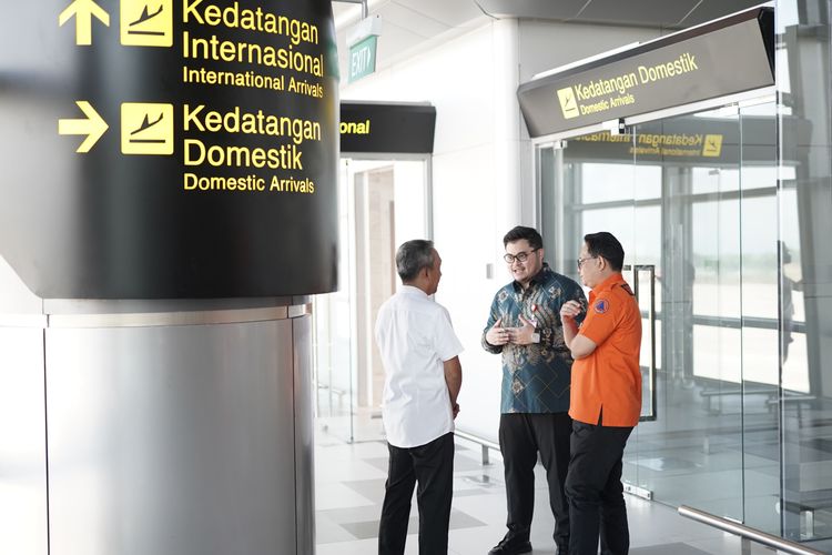 Bupati Kediri Hanindhito Himawan Pramana saat menyambut kunjungan Penjabat Gubernur Jatim Adhy Karyono di Bandara Dhoho Kediri, Jawa Timur, Sabtu (30/3/2023).