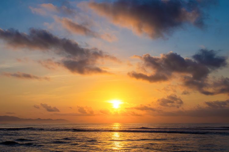 Panorama matahari terbit di Pantai Pabean, Kabupaten Gianyar, Bali.