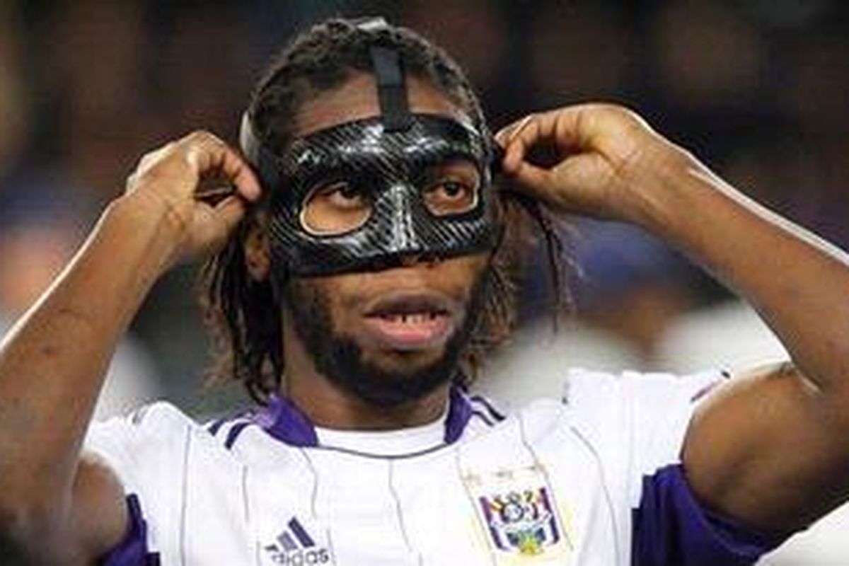Pemain Anderlecht, Dieumerci Mbokani, mengenakan pelindung wajah dalam laga matchday kelima Liga Champions versus AC Milan di Stadion Constant Vanden Stock, Brussels, Belgia, Rabu 21/11/2012). 