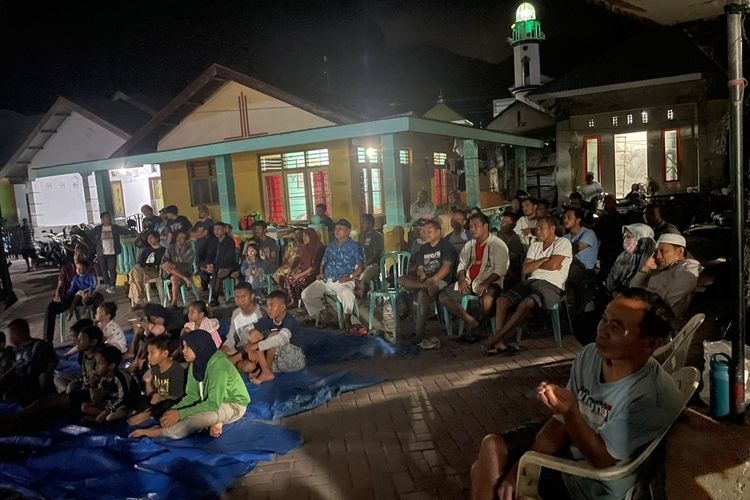 Para nelayan dan penggiat lingkungan menyaksikan pemutaran film Angin Timur di Keluarahan Leato Selatan Kota Gorontalo.