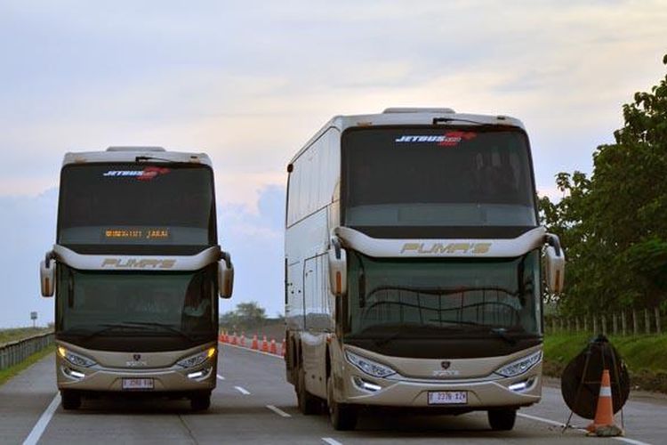 Bus tingkat pertama Wonogiri-Jakarta buatan PT Putera Mulya Sejahtera, diluncurkan di Terminal Giri Adipura, Wonogiri, Jawa Tengah, Kamis (22/12/2016). 