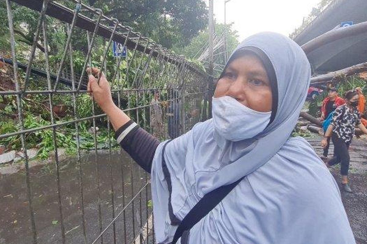 Samsidar, penjual jajanan pasar di dekat Stasiun Duren Kalibata, Rawajati, Pancoran, Jakarta Selatan, pada Sabtu (5/11/2022).