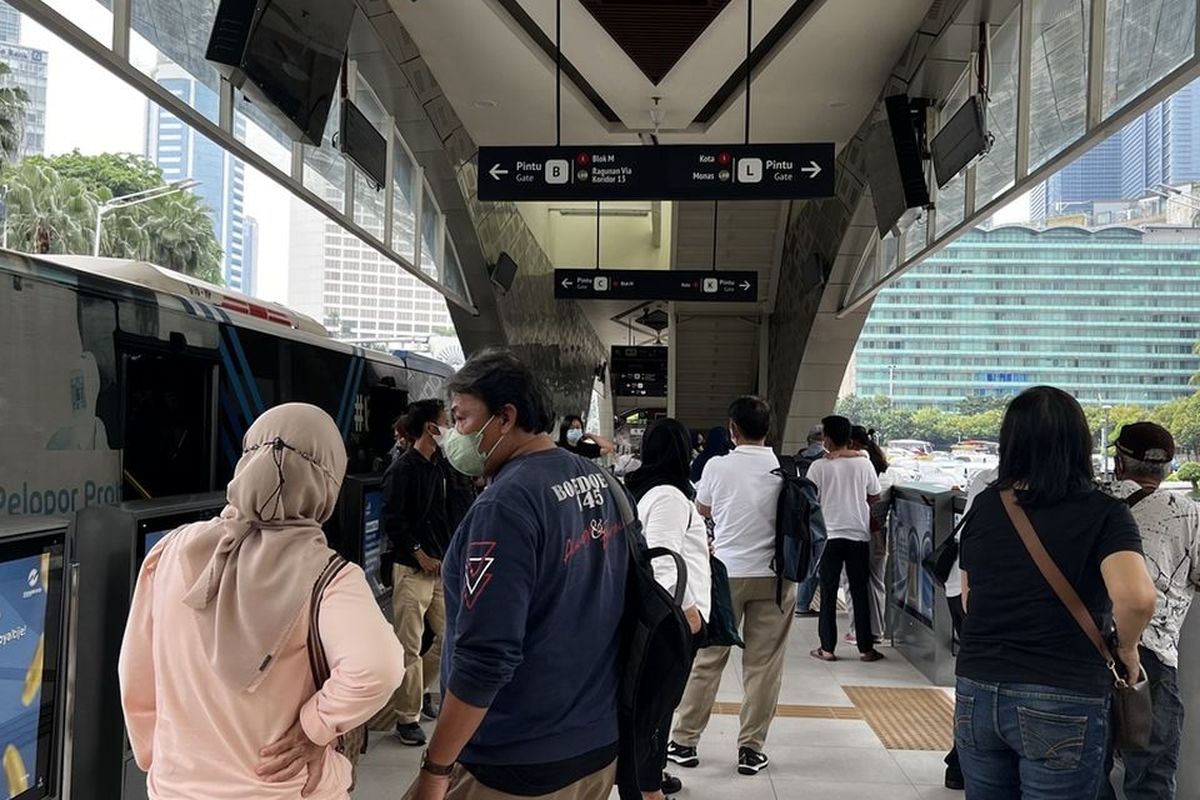 Sejumlah pengguna bus Transjakarta di Halte Transjakarta Bundaran Hotel Indonesia, Senin (28/11/2022).