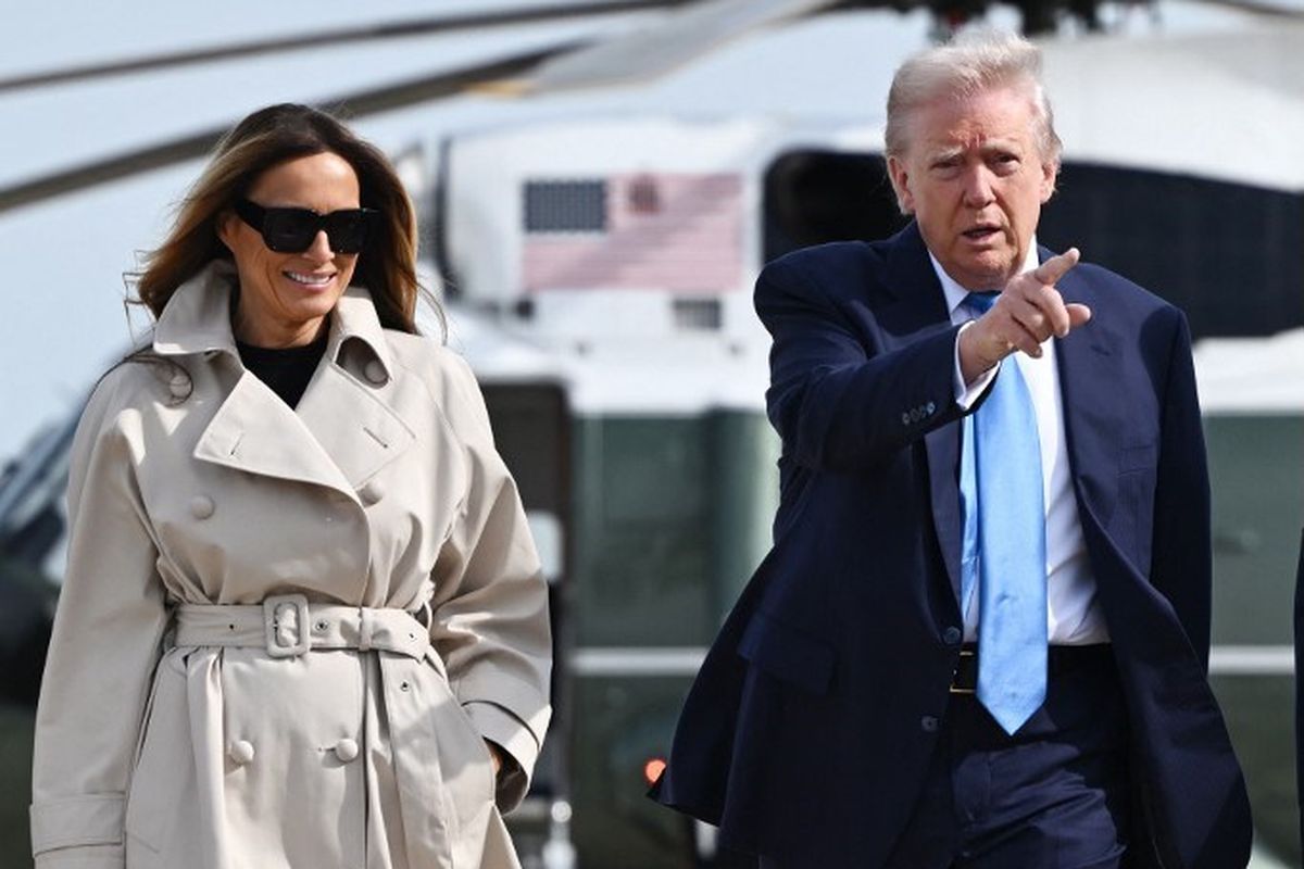 Presiden Amerika Serikat Donald Trump bersama istrinya, Melania, saat akan berangkat ke Roma, Italia, untuk menghadiri pemakaman Paus Fransiskus pada Sabtu (26/4/2025).