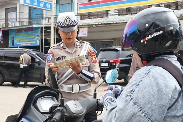 Bolehkah Menolak Tunjukkan SIM dan STNK Saat Diperiksa? Ini Kata Polisi