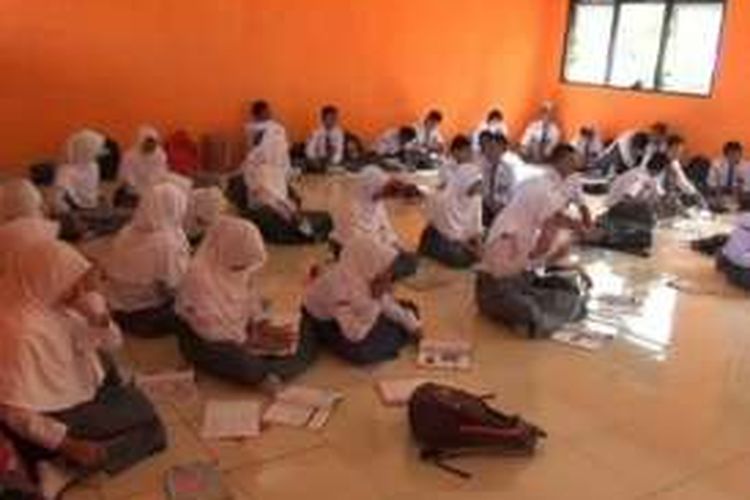 Kekurangan meja dan kursi, siswa di tiga sekolah di Mamuju Utara, Sulawesi Barat, terpaksa belajar di lantai. Seringnya, tanpa alas.