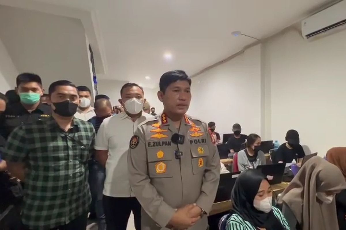 Kabid Humas Polda Metro Jaya Kombes Endra Zulpan saat penggerebekan kantor pinjaman online (Pinjol) ilegal di kawasan Pantai Indah Kapuk (PIK) 2, Jakarta Utara, Rabu (26/1/2022).