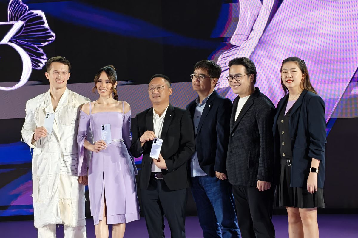 Brand Ambassador Oppo Reno Indonesia, Cinta Laura (kedua dari kiri) dan CMO Oppo Indonesia, Patrick Owen (kedua dari kanan) dalam peluncuran Oppo Reno 13 Series di Hotel St. Regis, Jakarta Selatan, Kamis (16/1/2025).