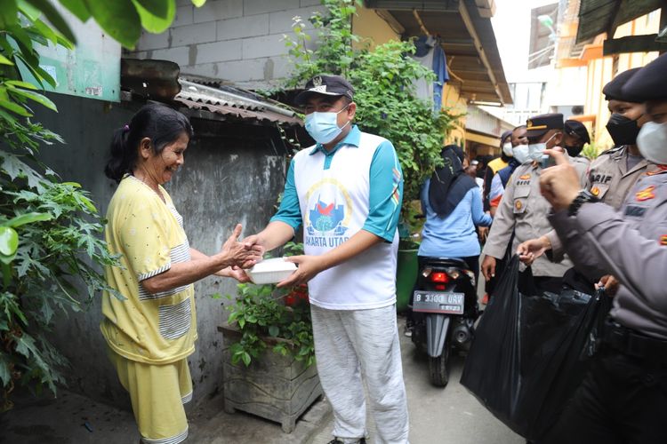 Sebanyak 200 nasi kotak dibagikan tiga pilar Kota Jakarta Utara kepada warga Kampung Bahari, Jakarta Utara, pasca penggerebekan narkoba di lokasi tersebut pada Rabu (9/3/2022) lalu.