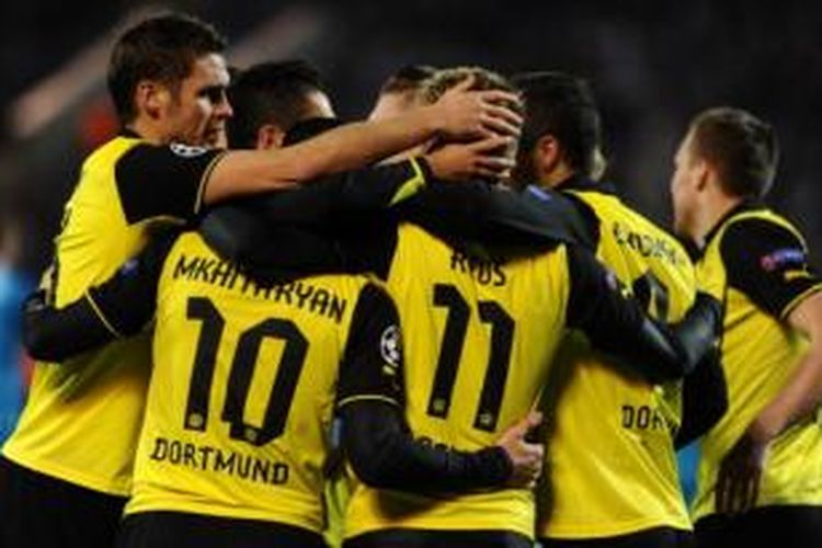 Para pemain Borussia Dortmund merayakan gol yang dicetak ke gawang Zenit St Petersburg pada laga babak 16 besar Liga Champions di Stadion Petrovskij, St Petersburg, Selasa (25/2/2014).