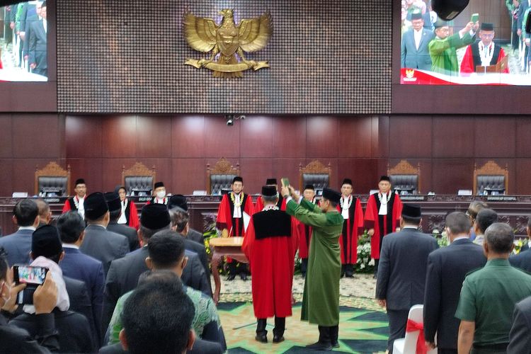 Hakim konstitusi Saldi Isra membacakan sumpah di bawah Alquran sebagai Wakil Ketua MK periode 2023-2028
