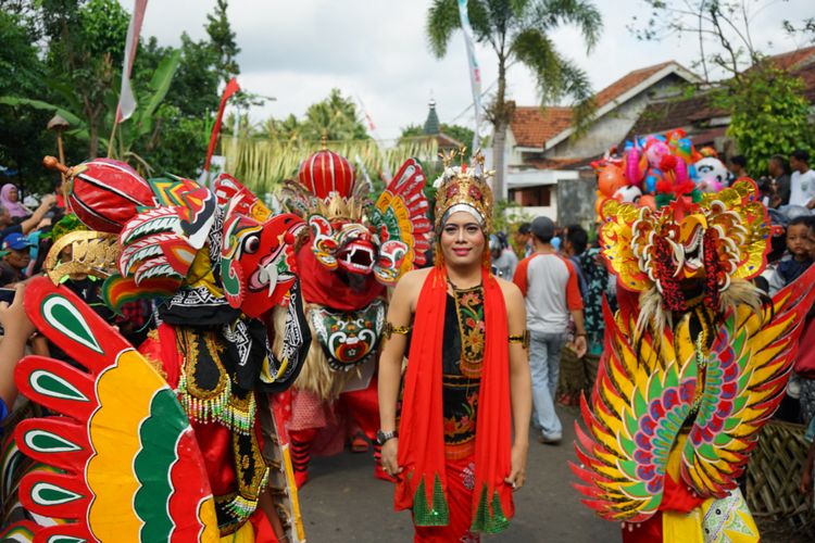 Barong Ider Bumi yang digelar di Desa Kemiren, Banyuwangi, Senin (26/6/2017).