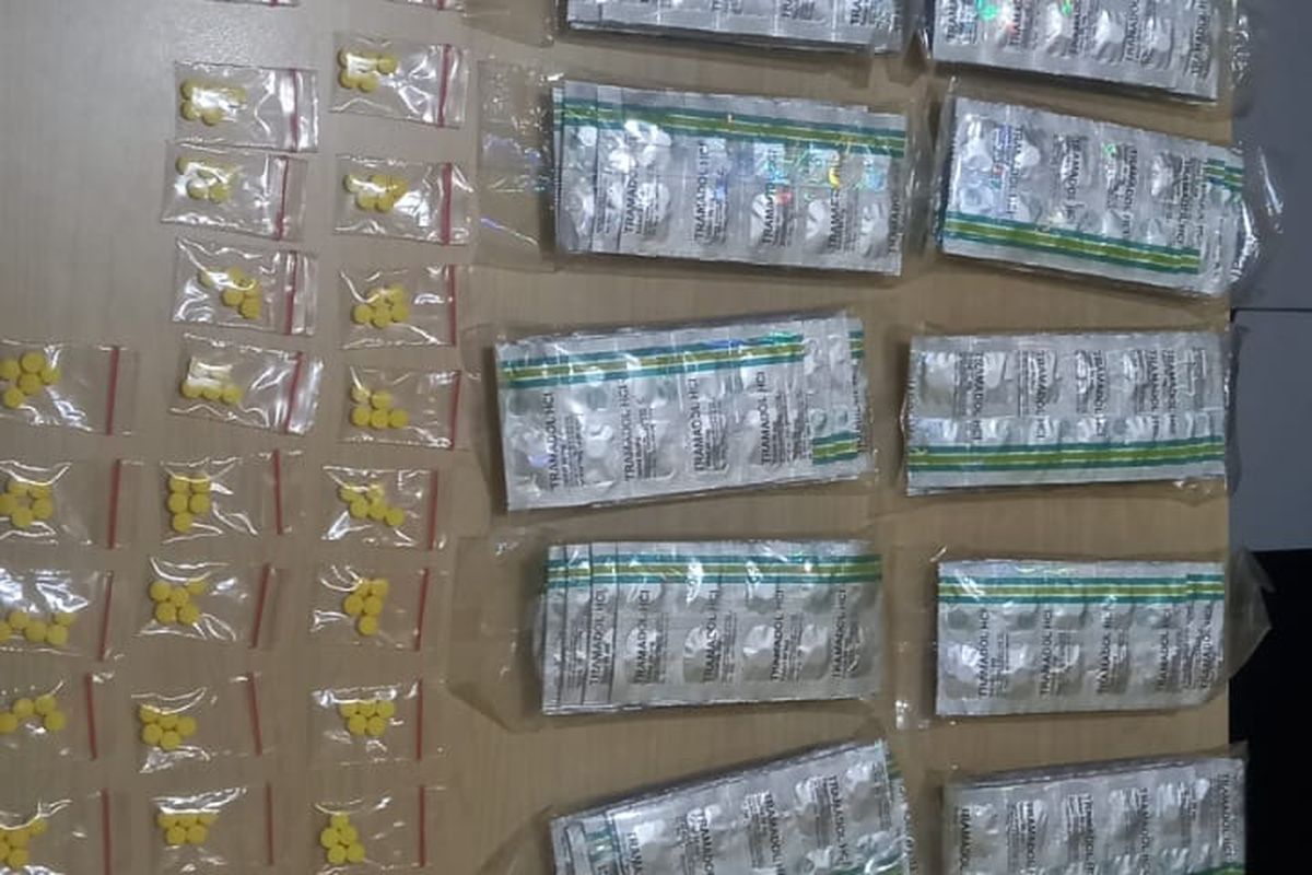 Polisi mengamankan seorang pria di Tangerang berinisial IB (33) karena mengedarkan obat keras daftar G. Sebanyak 1.600 butir obat merek Tramadol dan 1075 butir obat merk Hexymer turut disita sebagai barang bukti.