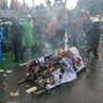 Massa Aksi Tolak Perppu Cipta Kerja Bakar Ban dan Keranda di Depan Gedung DPR RI