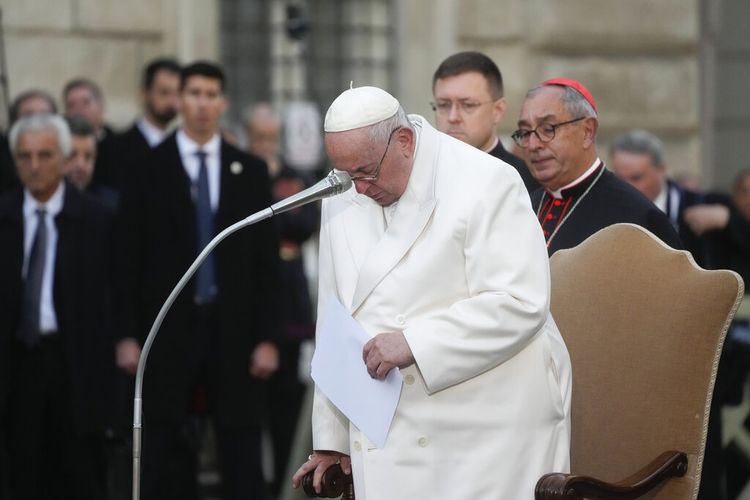 Paus Fransiskus menjadi emosional saat berdoa di depan patung Perawan Maria, di Roma, Kamis, 8 Desember 2022.