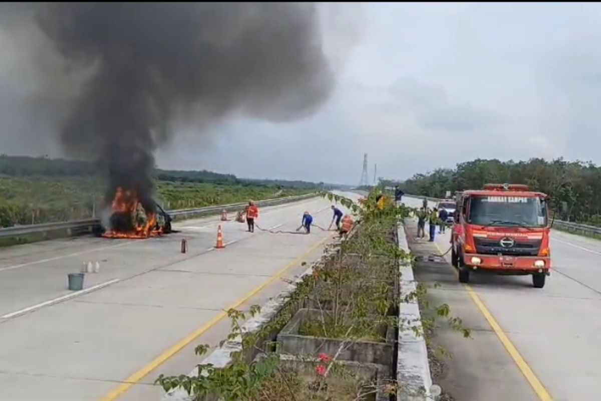 Petugas memadamkan api pada kebakaran mobil Pajero di jalan tol Pekanbaru-Bangkinang, Kabupaten Kampar, Riau, Rabu (26/3/2025).