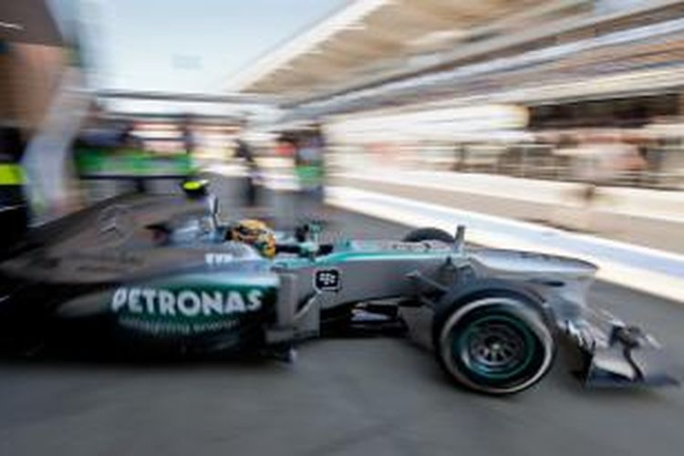 Pebalap Mercedes asal Inggris, Lewis Hamilton, mengendarai mobilnya keluar dari pit Sirkuit Korean International di Yeongnam, pada sesi latihan bebas pertama GP Korea, Jumat (4/10/2013).