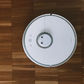 Ilustrasi robot vacuum cleaner, vacuum cleaner robot.