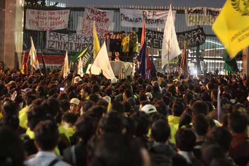 Lini Masa Aksi Mahasiswa di Gedung DPR, Blokade Jalan hingga Mosi Tak Percaya