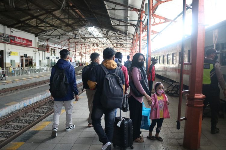 Tiket angkutan lebaran kereta api (KA) di Daop 7 Madiun hingga Selasa (4/4/2023) sudah terjual  47.746 tempat duduk atau 85%. Nampak calon penumpang memasuki Stasiun Madiun hendak naik kereta api, Selasa (4/4/2023)