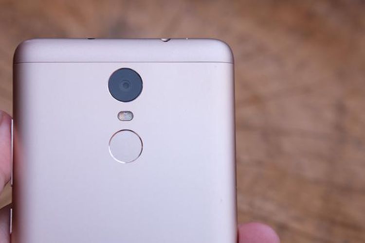 Kamera utama Redmi Note 3 memiliki ketajaman 16 megapiksel. Di bagian bawahnya terdapan LED Flash dan pemindai sidik jari