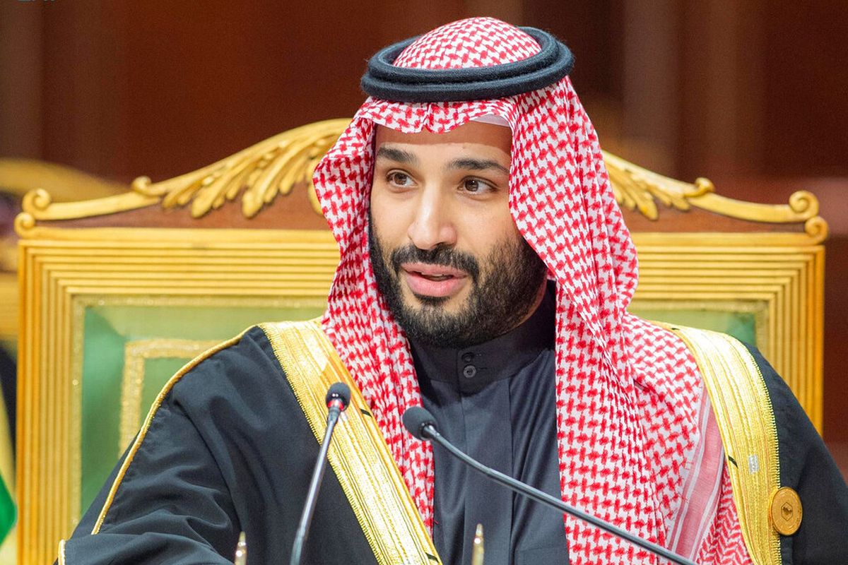 Dalam foto yang dirilis oleh Istana Kerajaan Saudi, Putra Mahkota Saudi Mohammed bin Salman, berbicara saat KTT Dewan Kerja Sama Teluk (GCC) di Riyadh, Arab Saudi, Selasa, 14 Desember 2021. Putra Mahkota Arab Saudi tegaskan solidaritas penuh untuk Qatar yang diserang Israel untuk menargetkan pimpinan Hamas di Doha.
