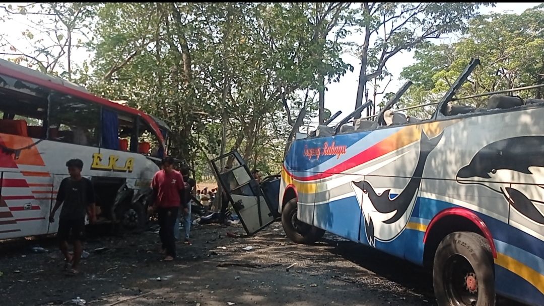 Detik-detik Mencekam Kecelakaan Maut 2 Bus di Ngawi...